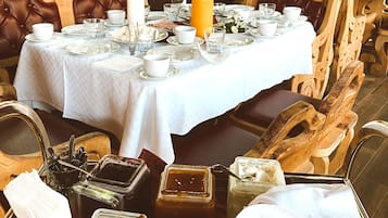 Se ofrece un desayuno bufé (8 EUR por persona)
