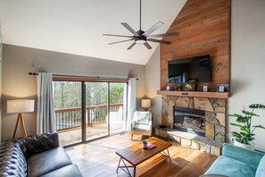 Smart-TV, Kamin, Stereoanlage