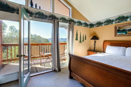 2 bedrooms, desk, free WiFi, bed sheets. Papa Bear`s Hideaway -Stunning Views+CommunityPOOL