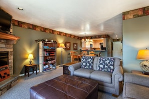 TV, books - Papa Bear`s Hideaway -Stunning Views+CommunityPOOL (Pigeon Forge)