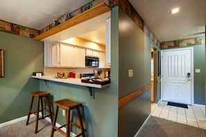 Fridge, microwave, oven, stovetop - Papa Bear`s Hideaway -Stunning Views+CommunityPOOL (Pigeon Forge)
