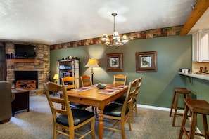 Dining - Papa Bear`s Hideaway -Stunning Views+CommunityPOOL (Pigeon Forge)