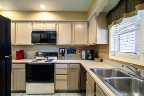 Køleskab, mikrobølgeovn, ovn, kogeplade