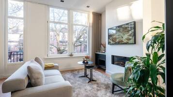 Een smart-tv, een open haard en een computerscherm