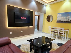 Deluxe-huoneisto | Oleskelualue | Taulutelevisio