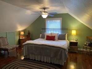 4 bedrooms, iron/ironing board, free WiFi, bed sheets