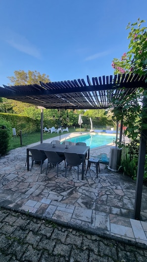 Outdoor dining - Magnifique Maison au Calme Avec Piscine ! (Claix)