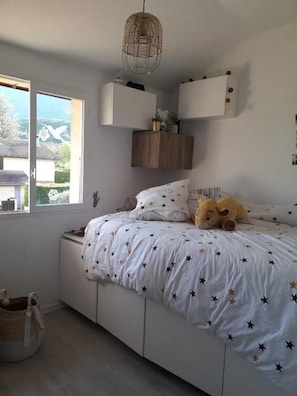 4 habitaciones, tabla de planchar con plancha, wifi y ropa de cama 