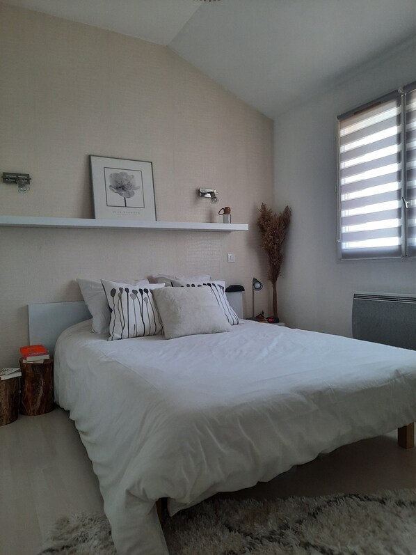 4 bedrooms, iron/ironing board, WiFi, bed sheets