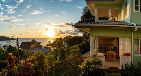 Top View Retreat - Mahé