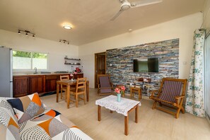 スタンダード アパートメント シービュー | リビング エリア | 32 インチの薄型テレビ (ケーブル放送視聴可)、テレビ