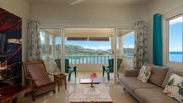 Apartamento standard, vista para o mar | Área de estar | TV de tela plana 32 polegadas com canais a cabo, TV