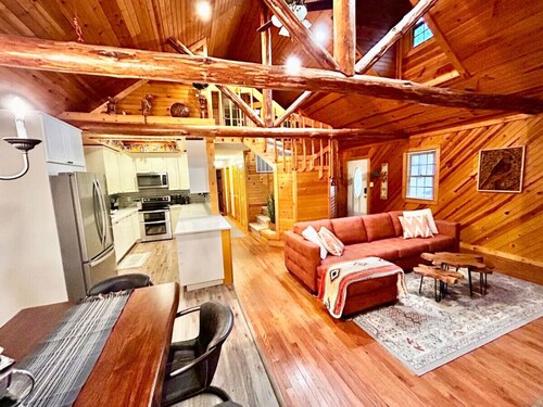 Embers of Cambria - NEW Hot Tub! National parks and Wine Trails - SLEEPS 8