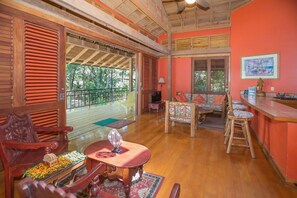 Interior - Tranquil Beachfront Bungalow, Gated Resort, Pool, Bar, Restaurant, Security 24/7 (Roatan)