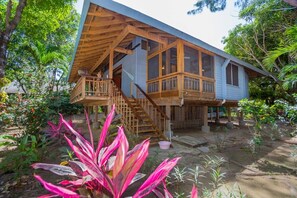 Exterior - Tranquil Beachfront Bungalow, Gated Resort, Pool, Bar, Restaurant, Security 24/7 (Roatan)