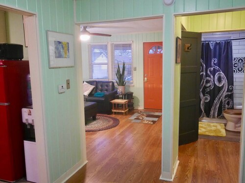 Vibrant 2 Bedroom Home, Conveniently Close To The New River Gorge National Park.