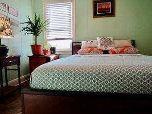 2 bedrooms, desk, iron/ironing board, travel cot - Vibrant 2 Bedroom Home, Conveniently Close To The New River Gorge National Park. (Oak Hill)