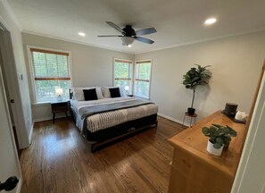 6 bedrooms, desk, iron/ironing board, travel cot