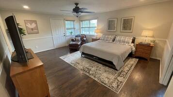 5 bedrooms, desk, iron/ironing board, travel crib