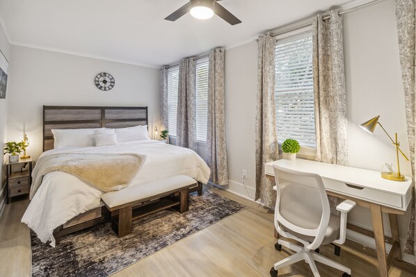 3 bedrooms, iron/ironing board, WiFi, bed sheets - 5 Min Drive to Downtown! Modern 3BR in Savannah! (Savannah)