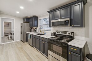 Fridge, microwave, oven, stovetop - 5 Min Drive to Downtown! Modern 3BR in Savannah! (Savannah)