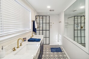 Een douche, een haardroger, handdoeken, zeep