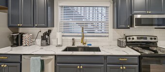 5 Min Drive to Downtown! Modern 3BR in Savannah!