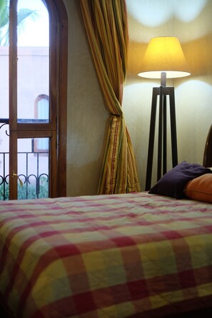 2 عدّة غرف نوم وواي فاي مجانًا وملاءات أسرّة