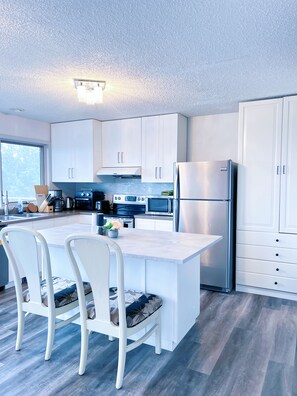 Kjøleskap, mikrobølgeovn, ovn og kokeplater