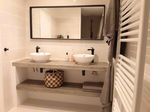 Douche, sèche-cheveux