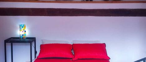 1 slaapkamer, een strijkplank/strijkijzer, wifi, beddengoed