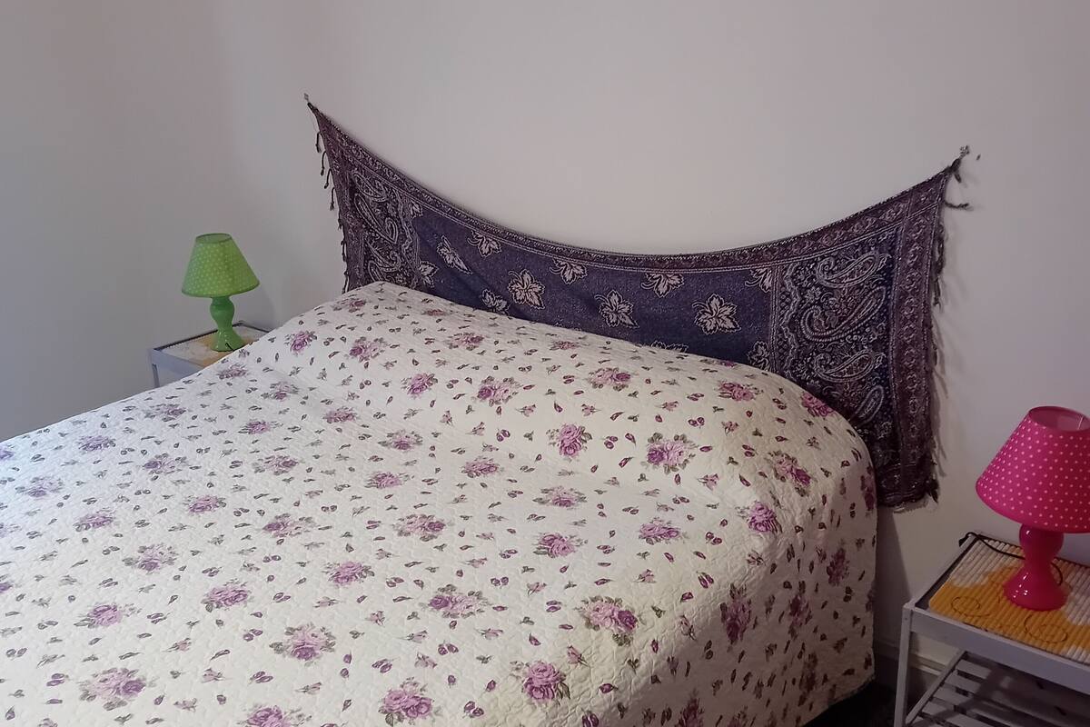 Chambre de base double | Fer et planche à repasser, accès au Wi-Fi (inclus), literie fournie