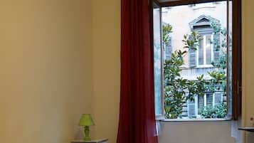 Habitación básica doble | Tabla de planchar con plancha, wifi gratis y ropa de cama