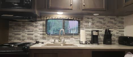 冰箱、微波炉、烤箱、炉灶