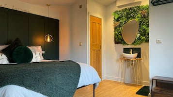 1 dormitorio, tabla de planchar con plancha, wifi y ropa de cama
