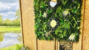 مجففات شعر، مناشف، صابون، ورق حمّام