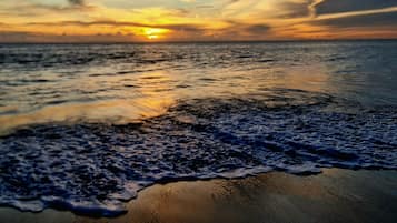 Espreguiçadeiras, toalhas de praia