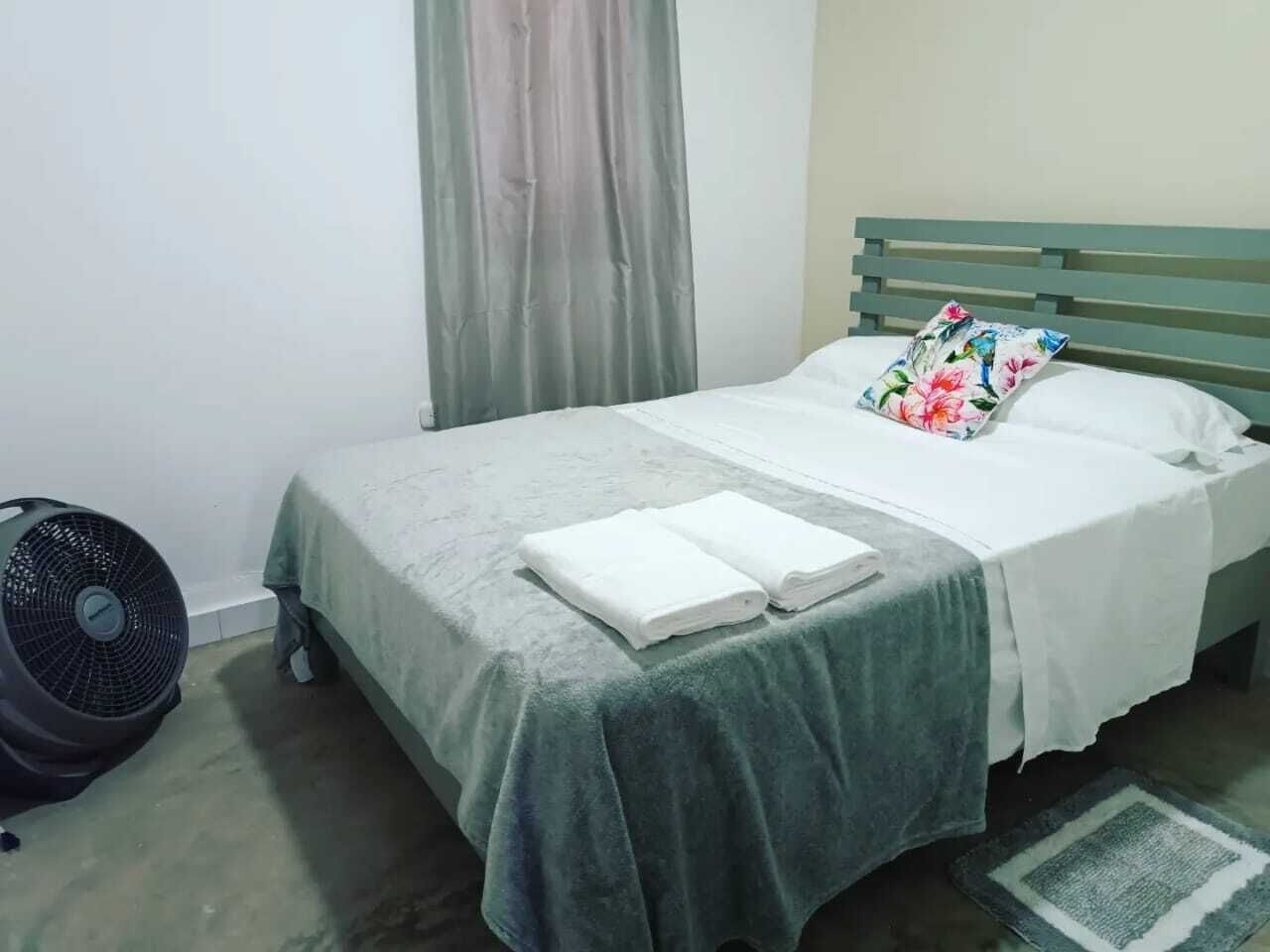 2 quartos, ferros/tábuas de passar roupa, Wi-Fi, roupa de cama