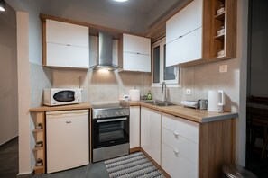 Kjøleskap, ovn, kokeplater og kaffetrakter/tekoker