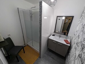 Dusche, Haartrockner, Handtücher, Seife