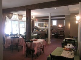 37-英寸智能电视（配备数码频道）、Netflix、Hulu