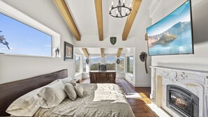 Room - Mountainside Chateau spectacular views and sunsets. 15 min to downtown Ashland! (Ashland)