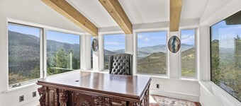 Mountainside Chateau spectacular views and sunsets. 15 min to downtown Ashland!