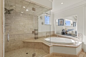 Dusche, Whirlpool, Haartrockner, Handtücher