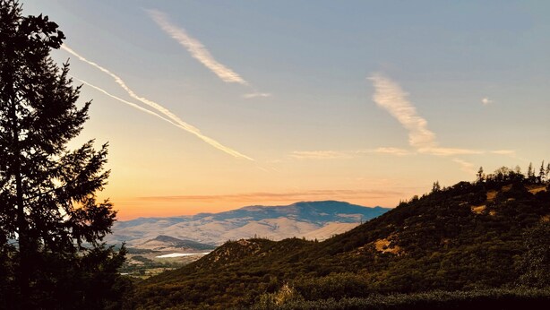 A hot tub with a view of a mountainous landscape during sunset. - Mountainside Chateau spectacular views and sunsets. 15 min to downtown Ashland! (Ashland)