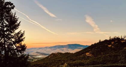 Mountainside Chateau spectacular views and sunsets. 15 min to downtown Ashland!