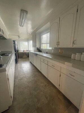 Private kitchen - Charming Westchester Abode (Los Angeles)