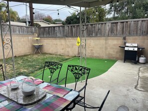Outdoor dining - Charming Westchester Abode (Los Angeles)