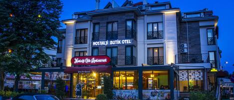 Vista frontal de la propiedad