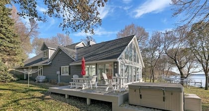 Green Lake-Suite 2 BR, 1BA w Walkout Lake access, Paddleboards,Kayaks and Dock